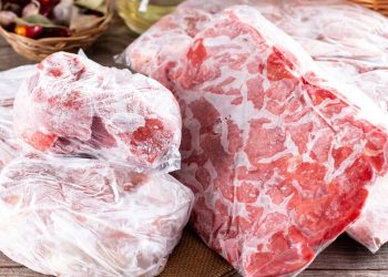 Como descongelar carne rápido, sem estragar textura e sabor