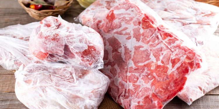 Como descongelar carne rápido, sem estragar textura e sabor