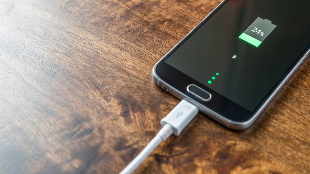 Esse é o valor real de carregar o celular todos os dias em 2026 e o que mais pesa no bolso