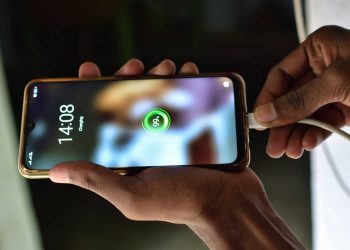 Esse é o valor real de carregar o celular todos os dias em 2026 e o que mais pesa no bolso