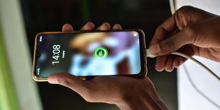 Esse é o valor real de carregar o celular todos os dias em 2026 e o que mais pesa no bolso