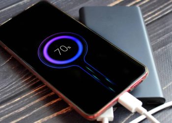 Carregar o celular todo dia custa poucos reais por ano e quase não aparece na conta de luz