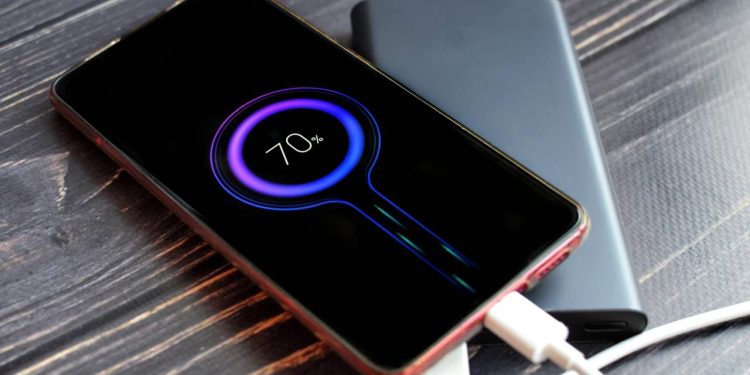 Carregar o celular todo dia custa poucos reais por ano e quase não aparece na conta de luz