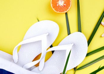 A forma mais rápida de recuperar o branco do seu chinelo