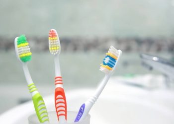 A forma de desinfetar sua escova de dentes que dentistas aprovam