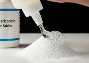 Essa mistura de cola com bicabornato cria um dos adesivos mais fortes do mundo