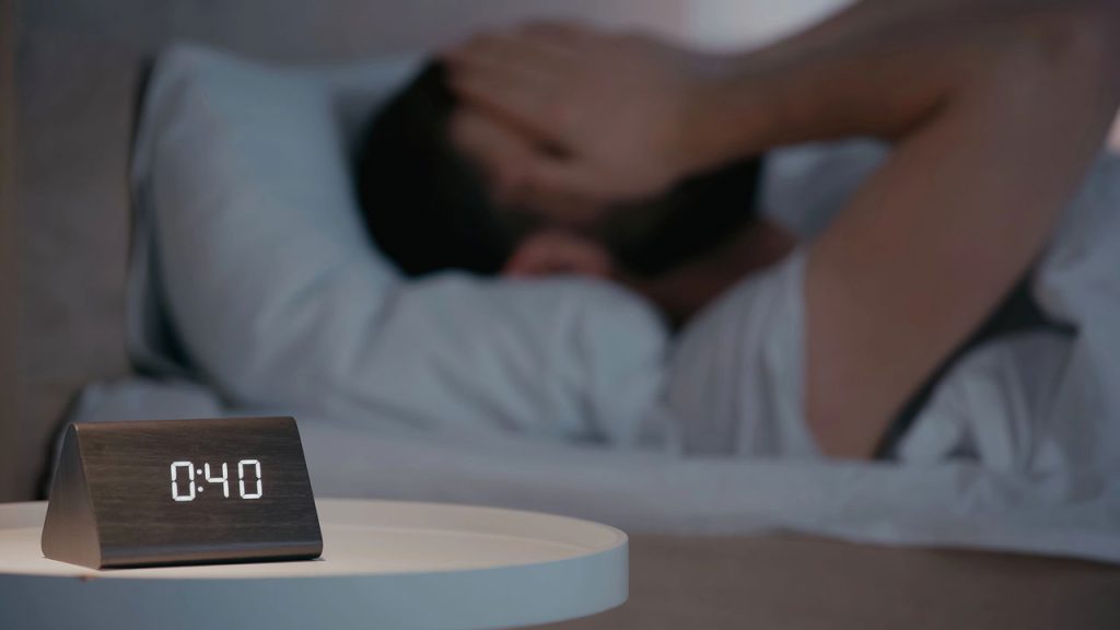 O que atrapalha seu sono no meio da noite e como evitar esses erros?