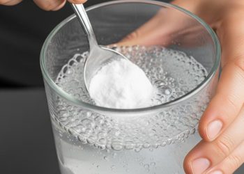 Usar vinagre e água oxigenada na limpeza: por que recomendam e para que serve?