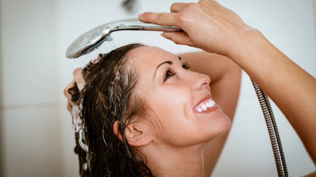 Como preparar e usar shampoo de alecrim e babosa para estimular o crescimento do cabelo
