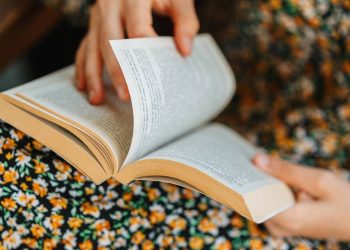Como o cérebro adivinha palavras durante a leitura sem você notar