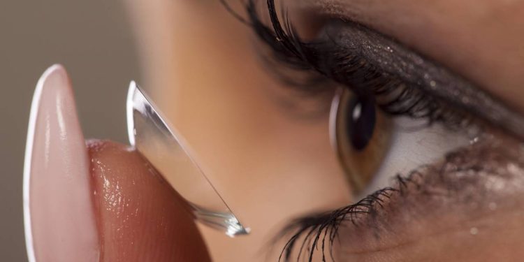 Você sabe a forma correta de limpar lentes de contato e como evitar infecção?