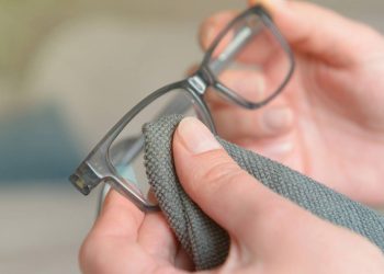 Cuidados essenciais para manter seus óculos limpos e impecáveis