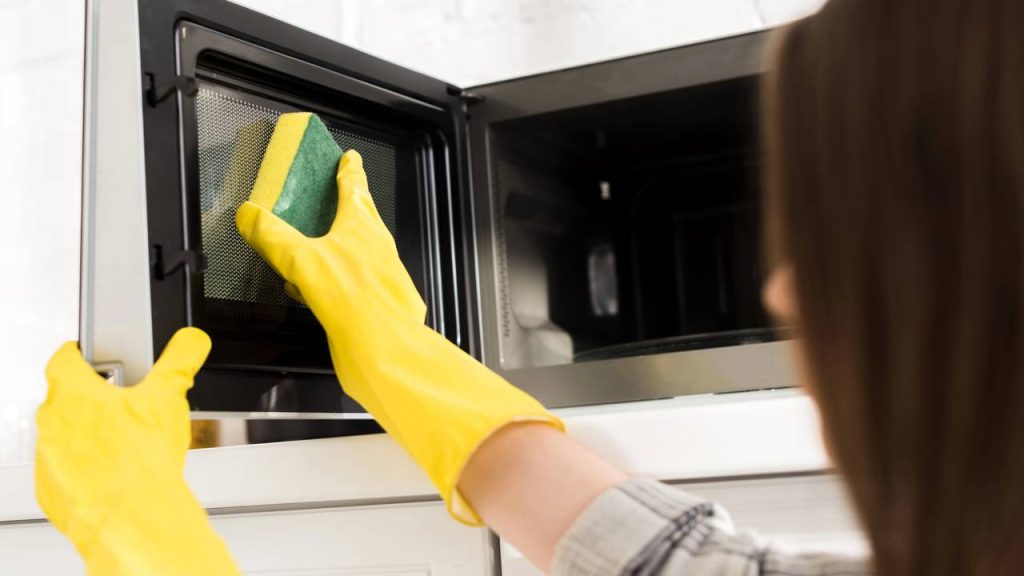 O truque com limão que limpa o micro-ondas em 5 minutos