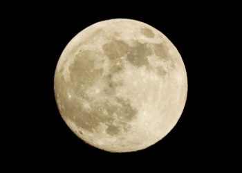 Maior cratera da Lua revela sinais radioativos e pode mudar o rumo das missões da NASA