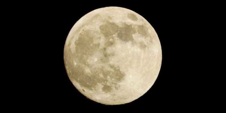 Maior cratera da Lua revela sinais radioativos e pode mudar o rumo das missões da NASA
