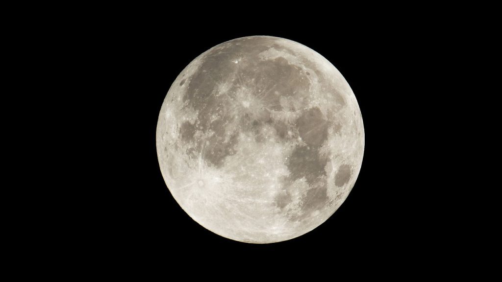 Maior cratera da Lua revela sinais radioativos e pode mudar o rumo das missões da NASA