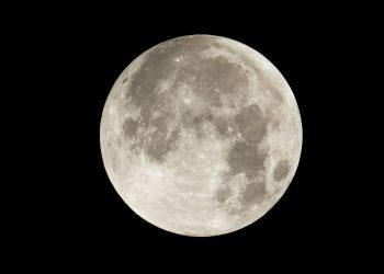 Maior cratera da Lua revela sinais radioativos e pode mudar o rumo das missões da NASA