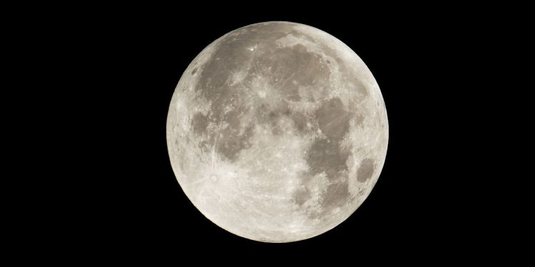 Maior cratera da Lua revela sinais radioativos e pode mudar o rumo das missões da NASA