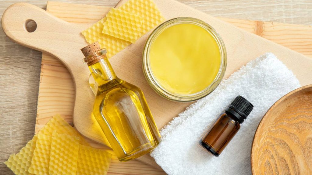 A receita de lustra-madeira caseiro que transforma móveis sem brilho