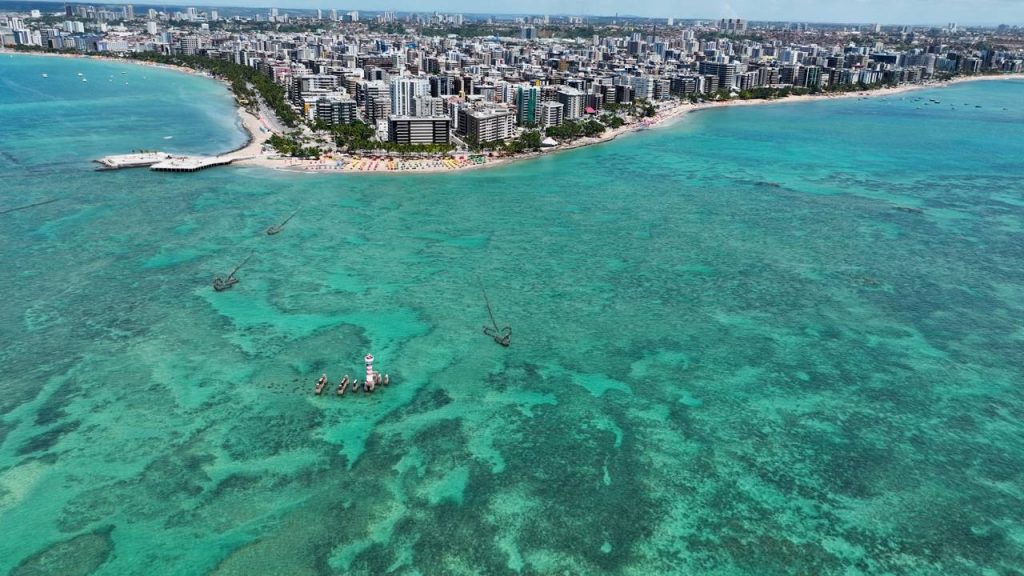 A cidade que conquistou o título de "Caribe Brasileiro" é o destino que cabe no seu bolso