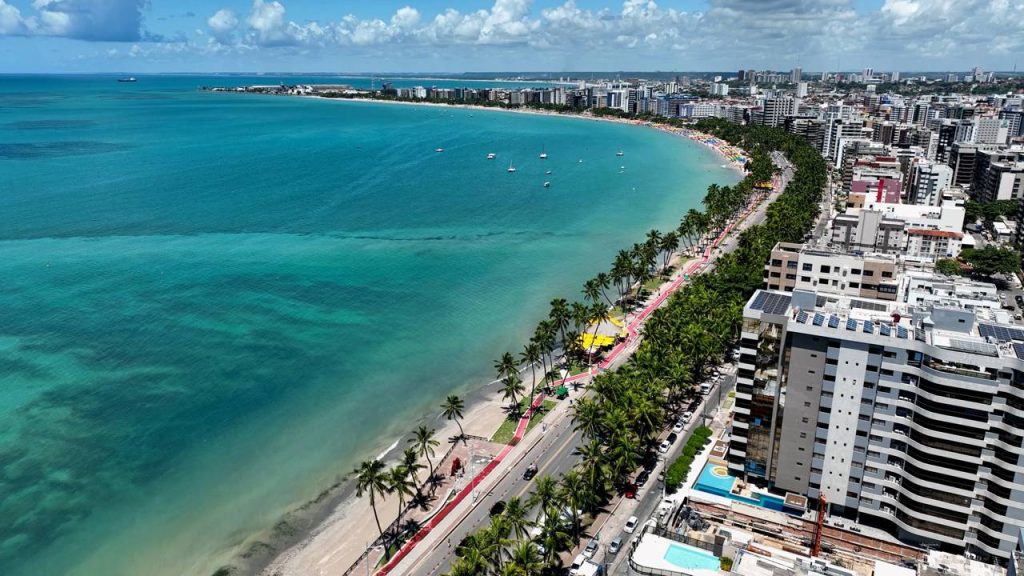 A cidade que conquistou o título de "Caribe Brasileiro" é o destino que cabe no seu bolso