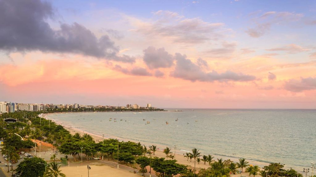 A cidade que conquistou o título de "Caribe Brasileiro" é o destino que cabe no seu bolso