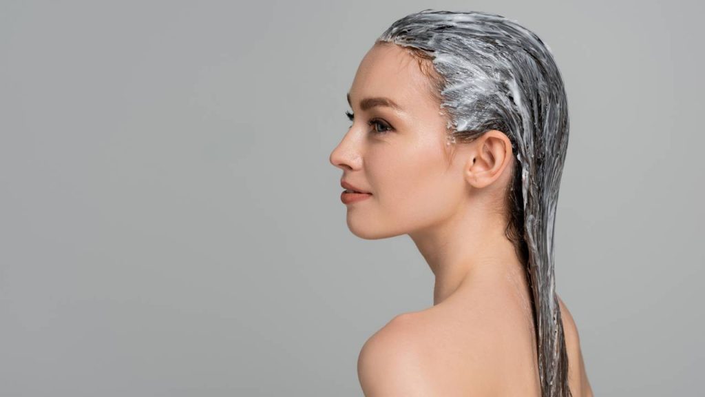 A máscara natural que devolve o brilho e maciez ao cabelo