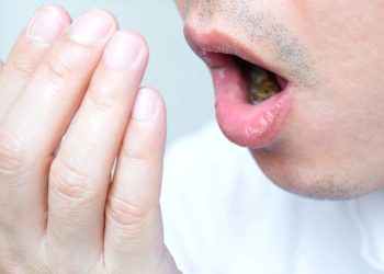 10 dicas poderosas para acabar com o mau hálito rápido