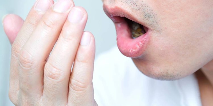 10 dicas poderosas para acabar com o mau hálito rápido