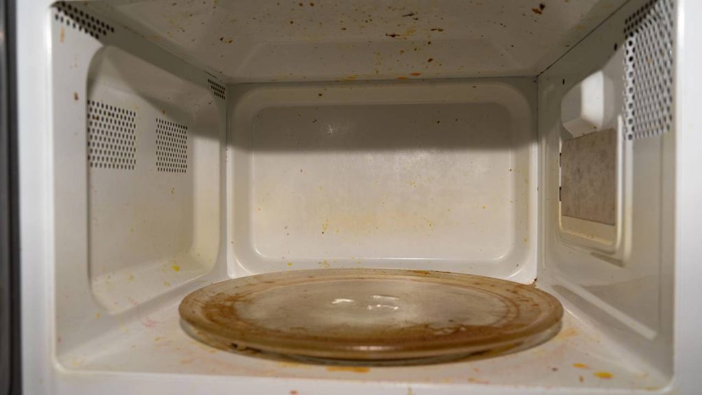 O truque com limão que limpa o micro-ondas em 5 minutos