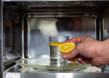 O truque com limão que limpa o micro-ondas em 5 minutos