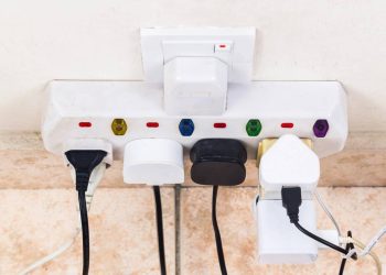 Você usa multi tomadas assim? Cuidado com o risco invisível
