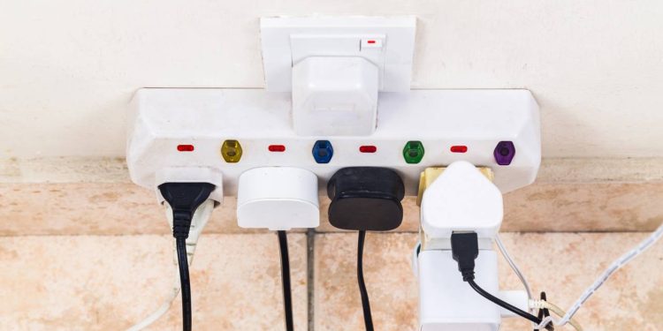 Você usa multi tomadas assim? Cuidado com o risco invisível