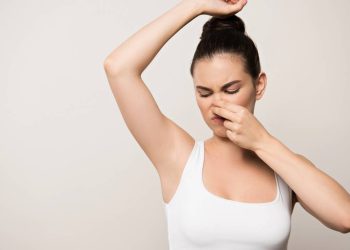 Ingrediente caseiro barato deixa axilas mais claras e sem odor