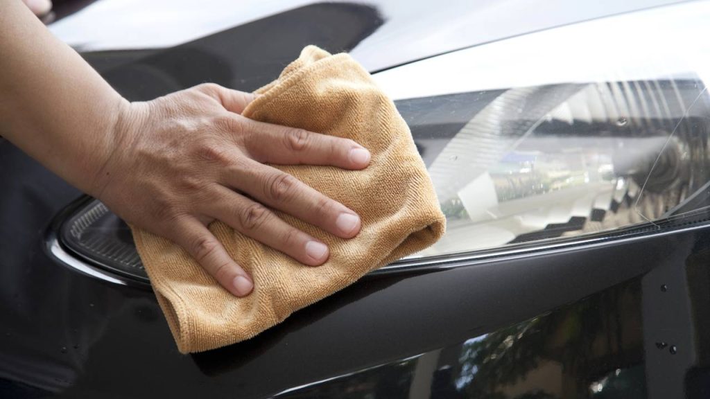 Como borrifar vinagre nos faróis do carro pode renovar o brilho e facilitar a limpeza