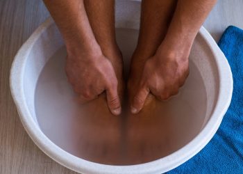 Por que colocar os pés na água com vinagre faz bem para a pele e elimina odores?