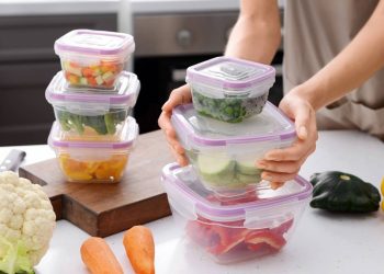 Pare de esfregar e aprenda o método certo para limpar potes de plástico