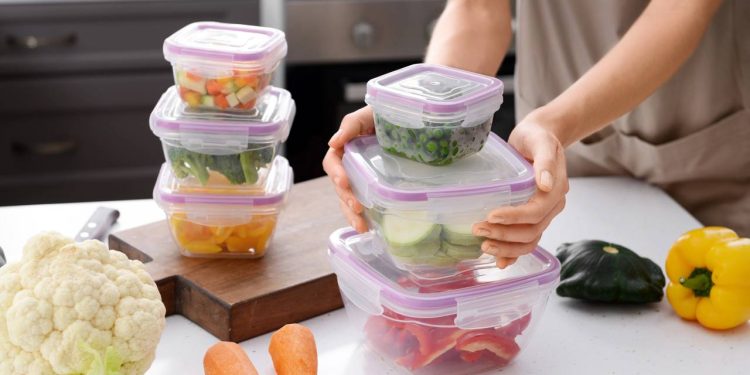 Pare de esfregar e aprenda o método certo para limpar potes de plástico