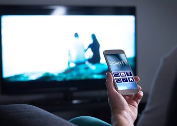 O celular vira controle remoto da TV em poucos passos quando o controle some de novo