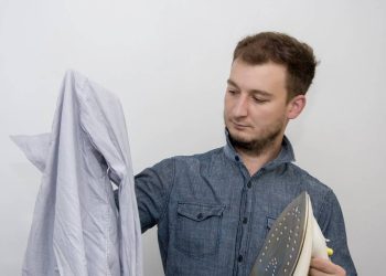 A técnica mais fácil para desamassar roupas e economizar tempo