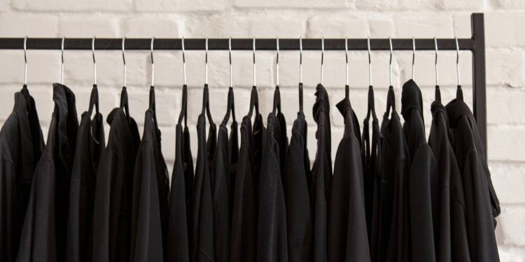 O que ninguém te contou sobre tingir roupas pretas