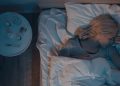 O que sua posição ao dormir pode revelar sobre sua saúde física e emocional