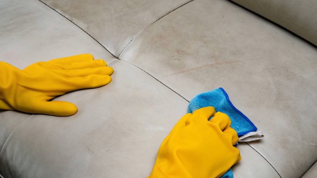 Misturas caseiras que funcionam de verdade para limpar o sofá