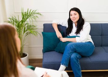 Por que fazer terapia com amigos pode ser um erro grave?