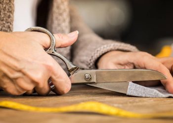 Truque simples deixa qualquer tesoura afiada em minutos e sem custos