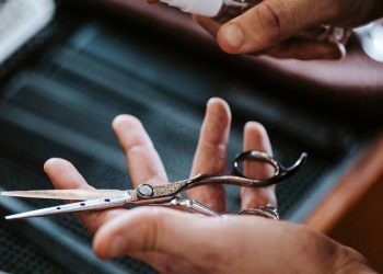 A forma mais rápida e barata de afiar tesoura em casa