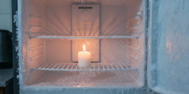Uma vela acesa no congelador: por que é recomendada e para que serve