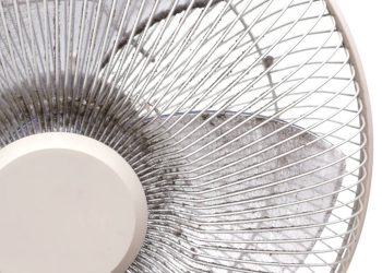 Truque rápido para limpar o ventilador sem espalhar poeira