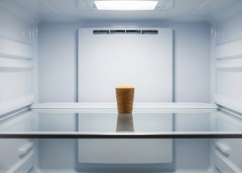 Colocar uma rolha na geladeira: por que recomendam e para que serve