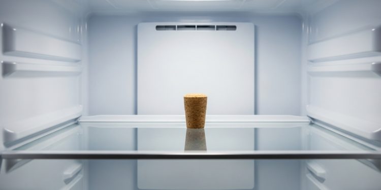 Colocar uma rolha na geladeira: por que recomendam e para que serve